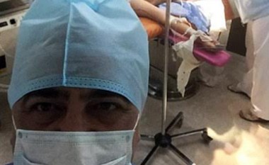 Suspendohet mjeku që bëri ‘selfie’ – me gruan e zhveshur që ishte duke lindur (Foto)
