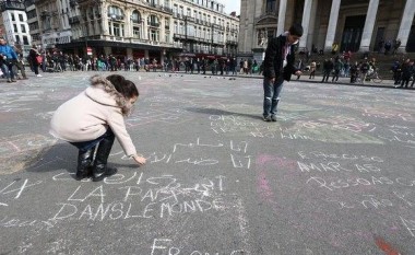 Sheshi i Brukselit mbushet me mesazhe solidariteti pas sulmeve