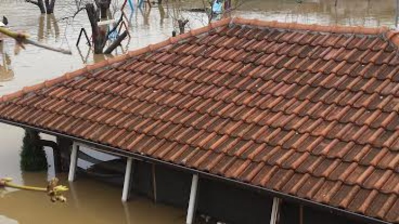 Sitnica vërshon shtëpi dhe toka të punueshme në Mitrovicë