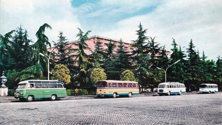 Tirana e vitit 1973, në syrin e gazetarëve francezë: Kryeqyteti pa vetura dhe i barazisë sociale (Video)