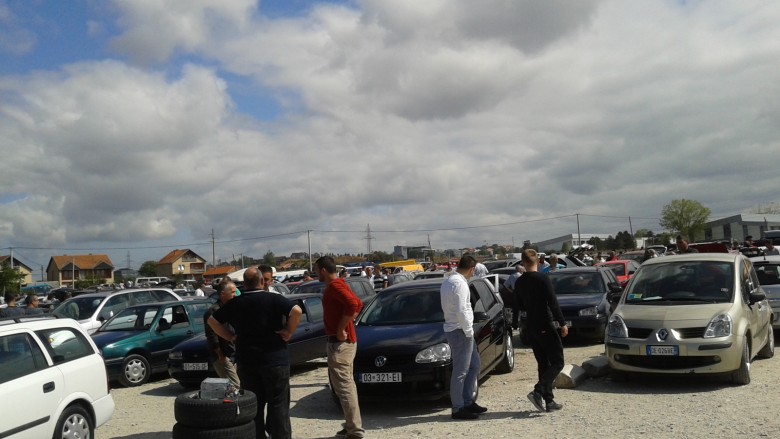 Konfiskohen 12 vetura: Tregtarët e veturave, të pakënaqur me Doganën (Video)