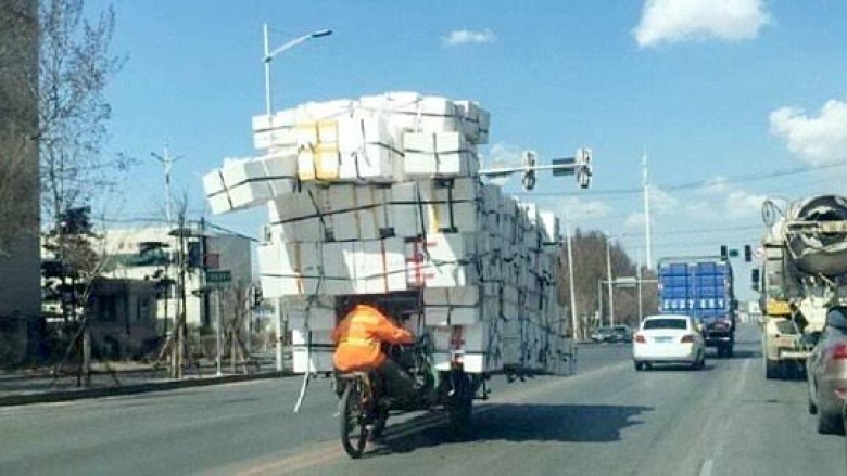 A është kjo triçikleta më e fortë, apo ky është ngasësi më i zoti në botë! (Foto)