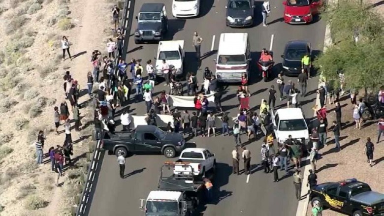 Protestuesit bllokojnë autostradën që çonte në tubimin e Trumpit