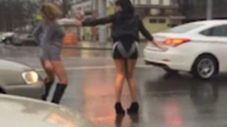 Vallëzime erotike dhe “twerk” në mes të rrugës (Video)
