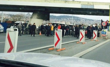 Stamboll: Mbyllet Ura e Bosforit, po kërkohet një veturë e dyshimtë