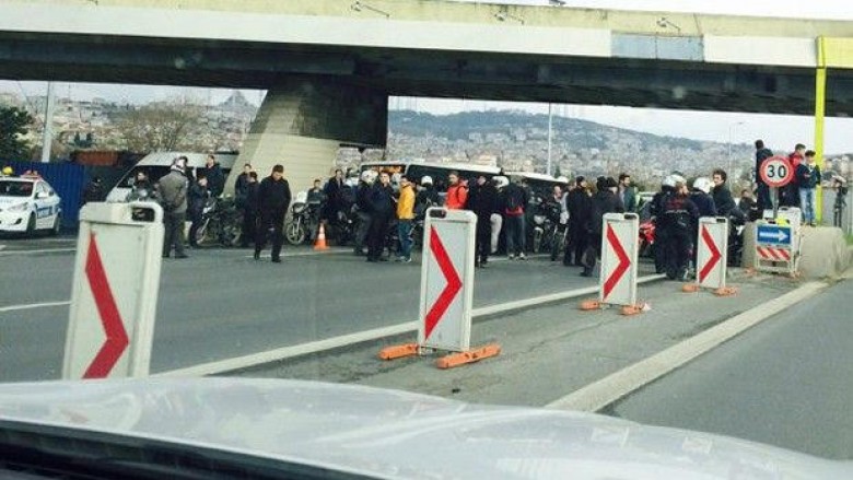Stamboll: Mbyllet Ura e Bosforit, po kërkohet një veturë e dyshimtë