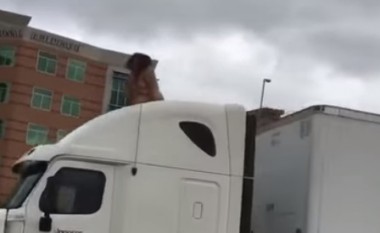 Bllokoi trafikun për dy orë, duke vallëzuar e zhveshur sipër kamionit! (Video)