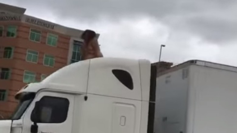 Bllokoi trafikun për dy orë, duke vallëzuar e zhveshur sipër kamionit! (Video)