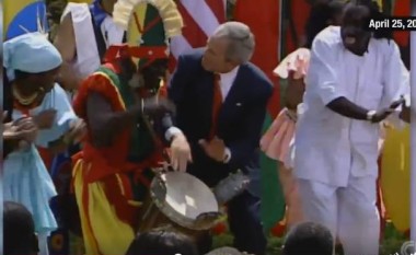 Vallëzimi i Presidentëve amerikanë: Obama nuk është i vetmi që e “humbi veten”! (Video)