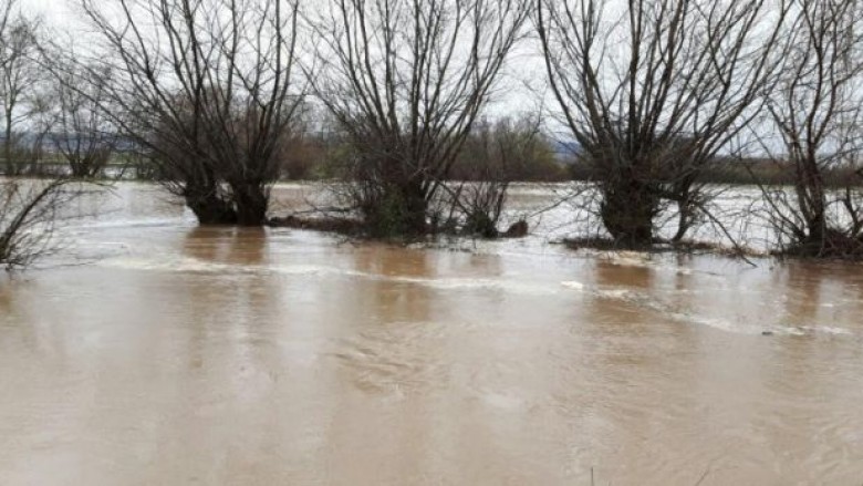 Në Gjakovë, vërshimet i marrin jetën një 76-vjeçari