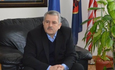 Veliu: Nuk do ta mbajë foton e Thaçit në zyrë, e kam atë të Rugovës