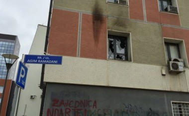Me koktej molotovi sulmohen zyrat e Presidencës në objektin e Kuvendit (Foto)