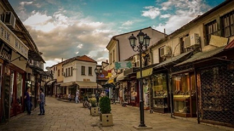 Zbukurimet për festat e fund-vitit ndajnë qytetarët, në Çarshinë e Vjetër të Shkupit atmosfera festive nuk vërehet