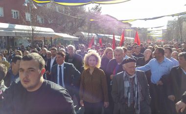 Donika nuk e harron ish-partinë, “përkrah” protestën e AAK-së