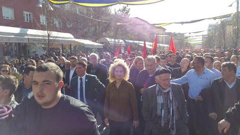 Donika nuk e harron ish-partinë, “përkrah” protestën e AAK-së