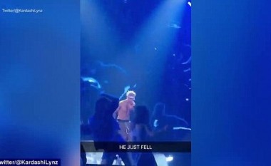 Justin rrëzohet keq në skenë (Video)