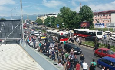 Protesta shqiptare minut pas minute (Foto/Video Live)