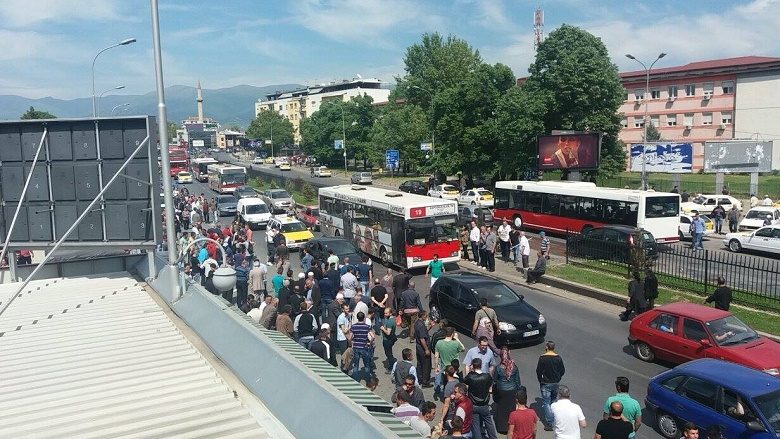 Protesta shqiptare minut pas minute (Foto/Video Live)