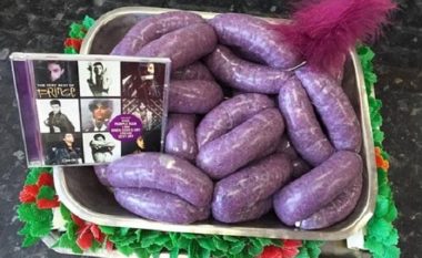 Kritika për kasapin që krijoi salsiçe ngjyrë vjollcë, në përkujtim të këngëtarit Prince