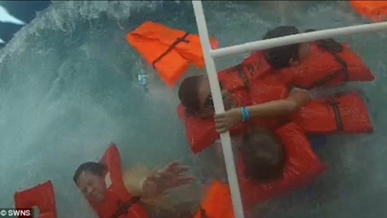 Momenti tmerrues i përmbysjes së anijes me turistë (Video,+18)