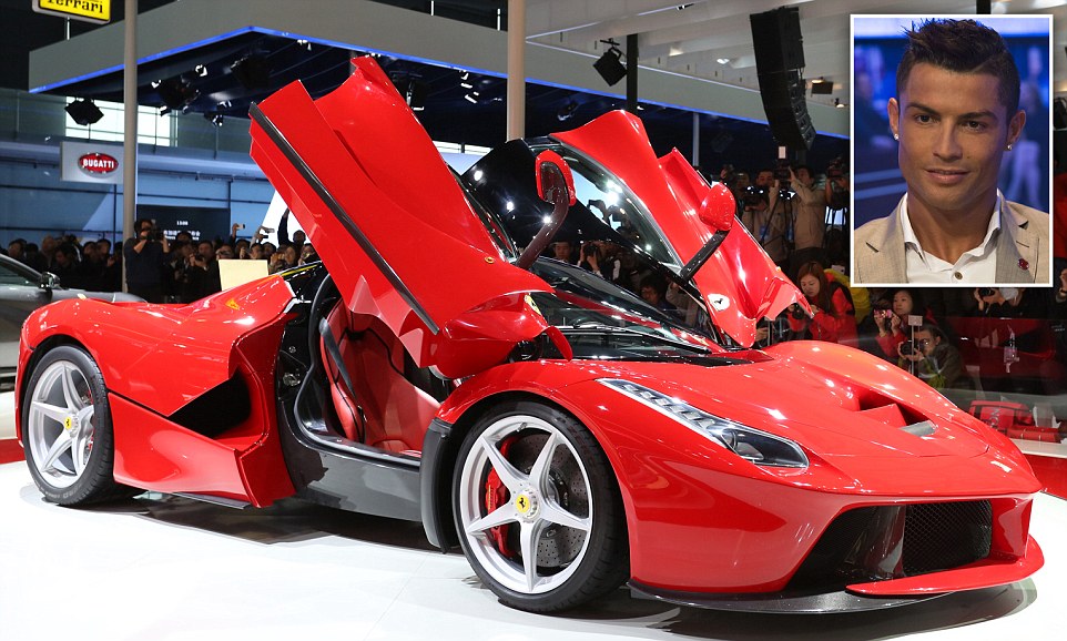 2F476B5500000578-3356046-Car_envy_At_an_astonishing_847k_the_LaFerrari_is_one_of_the_most-a-13_1449848933486