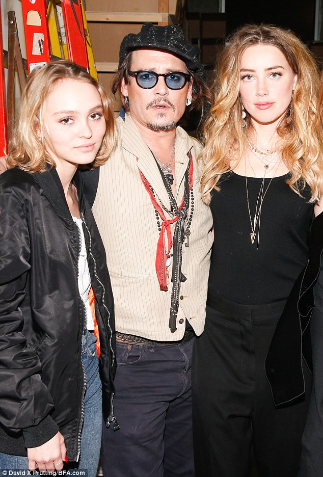 3023C10400000578-3398259-Lucky_guy_Johnny_Depp_52_put_his_arms_around_both_the_lovely_lad-m-73_1452722915411