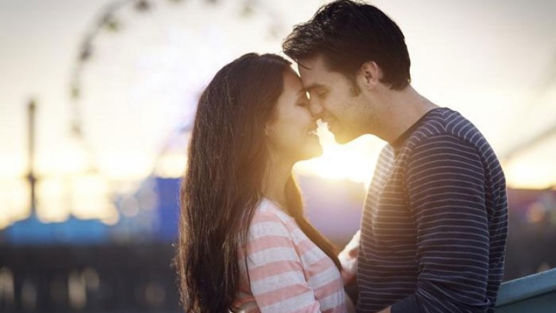 Kjo është mënyra më e mirë për t’u puthur me partnerin (Video)