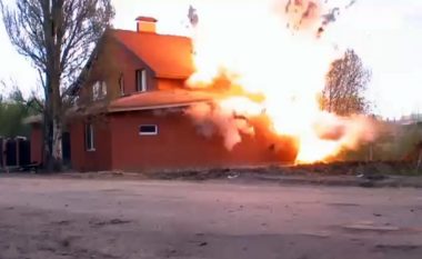 Policia shpërthen eksplozivin brenda një ndërtese lutjesh të myslimanëve (Video)