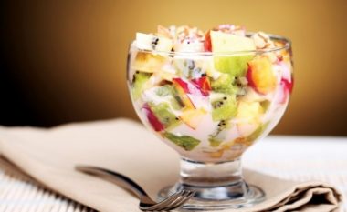 Sallatë e frutave me jogurt