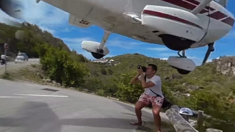 Videoja e turistit që i shpëton goditjes së aeroplanit bëhet hit në internet (Video)