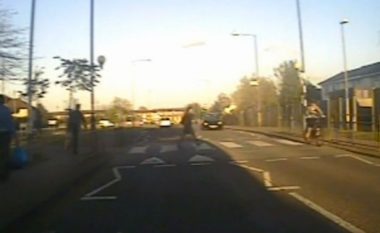 Godet me veturë gruan në vija të bardha dhe vazhdon rrugën sikur të mos kishte ndodhur asgjë (Video, +18)