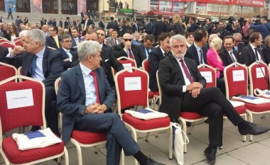 Ahmeti e Thaçi të ndarë edhe në inagurimin e Hashim Thaçit (Live)