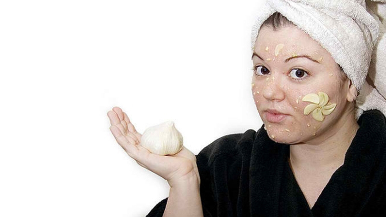 Application-Of-Garlic-Also-Helps-In-Acne1