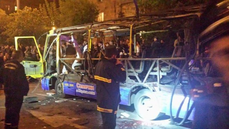 Shpërthen eksplozivi në autobus, tre të vdekur dhe shtatë të plagosur (Video)