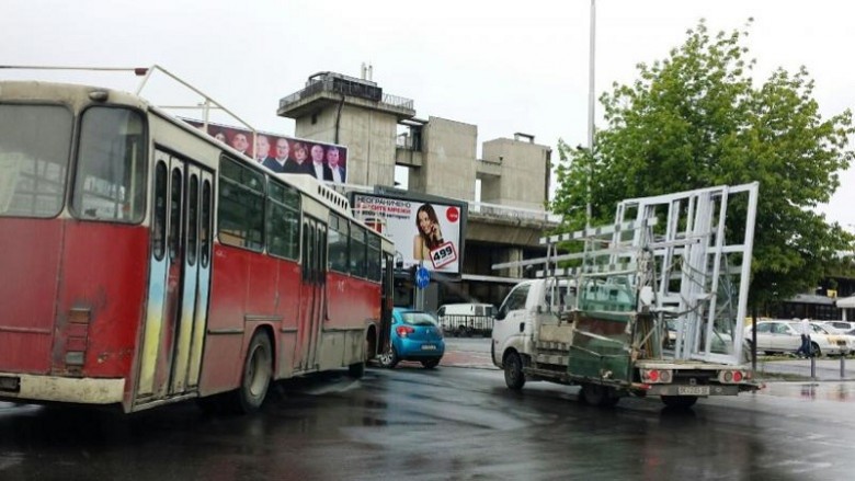 Kush i inçizon qytetarët nëpër ministacionet e autobusëve në Shkup? (Foto)