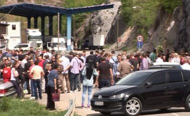 Serbët bllokojnë kufirin Kosovë-Serbi në Jarinë
