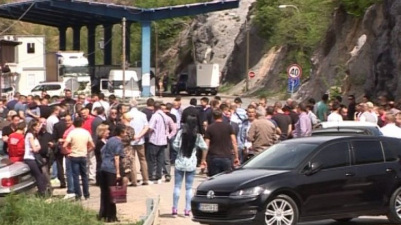 Serbët bllokojnë kufirin Kosovë-Serbi në Jarinë