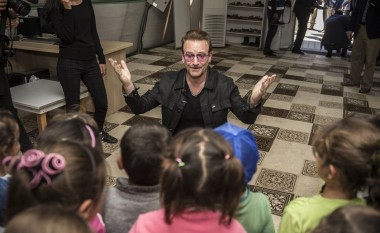 Bono vizitoi Turqinë dhe e falënderoi për kujdesin ndaj refugjatëve sirianë (Foto)
