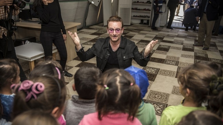 Bono vizitoi Turqinë dhe e falënderoi për kujdesin ndaj refugjatëve sirianë (Foto)