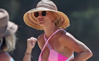 Britney vazhdon ta ekspozojë trupin seksi (Foto)
