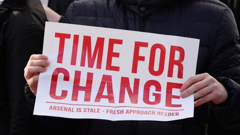 Tifozët e Arsenalit duan largimin e Wenger (Foto)