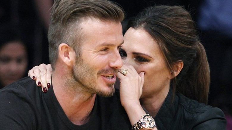 Djali i David dhe Victoria Beckham tregon talentin e tij, prindërit e mbështesin për t’u bërë yll muzike (Video)