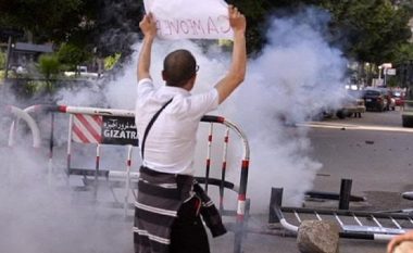 Forcat egjiptiane me gaz lotsjellës kundër protestuesve