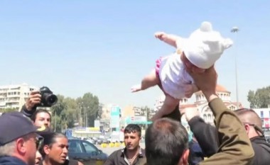 Emigranti kërcënon policinë greke se do të gjuajë foshnjën e porsalindur nëse e kthejnë (Foto/Video)