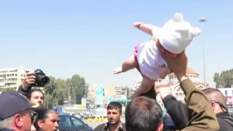 Emigranti kërcënon policinë greke se do të gjuajë foshnjën e porsalindur nëse e kthejnë (Foto/Video)
