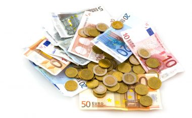 Kërkesa për euro rritet për shkak të festave të ardhshme