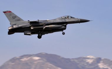Aeroplani luftarak F-16 i shpëton jetën pacientit: Mjekët kërkuan ndihmë nga aviacioni ushtarak