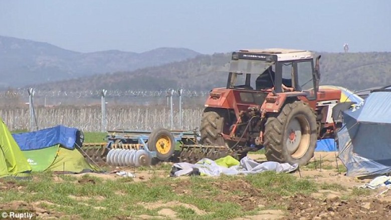 Ua shkatërron tendat me traktor, pasi kishin ndërtuar kamp refugjatësh në arën e tij (Foto/Video)