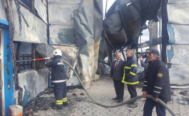Abrashi dhe Svarqa vizitojnë fabrikën e djegur në Ferizaj