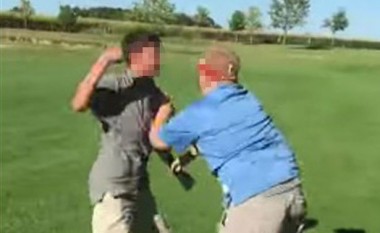 Rrahën në fushë të golfit pasi nuk pajtoheshin rreth pozitës së topit (Foto/Video, +18)
